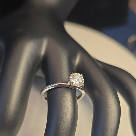 Elegant Silver Ring with Clear Gemstone - Picture 3 of 4